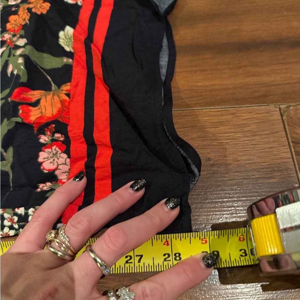 ✨Sienna Sky✨ Black and Red Floral Set - Picture 5 of 7